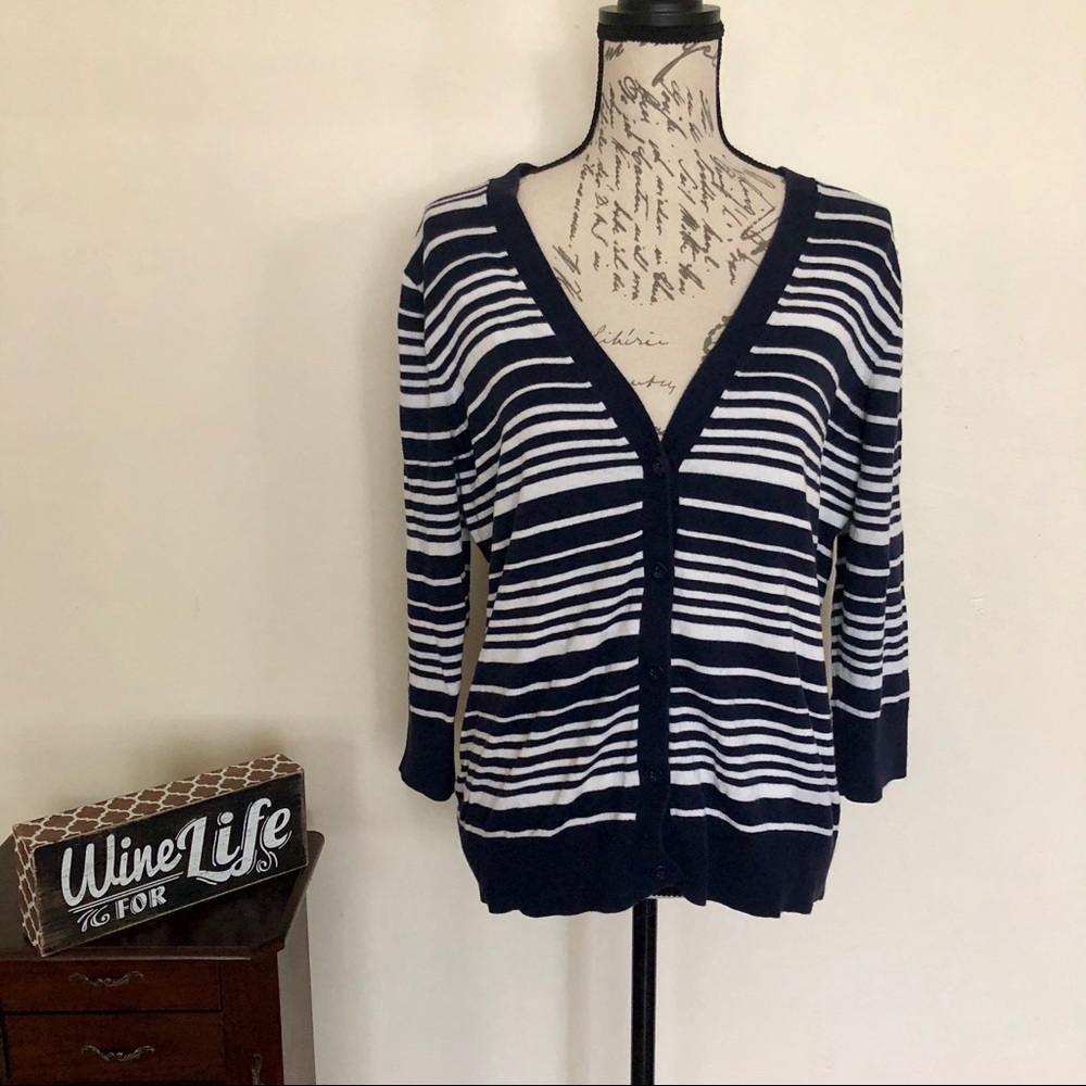 ❤️5/$25 Gap V Neck Button Down Striped Cardigan